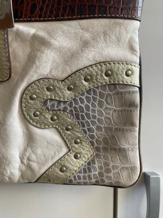 Bolso de cuero beige y dorado