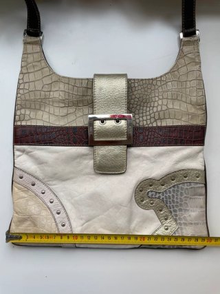 Bolso de cuero beige y dorado