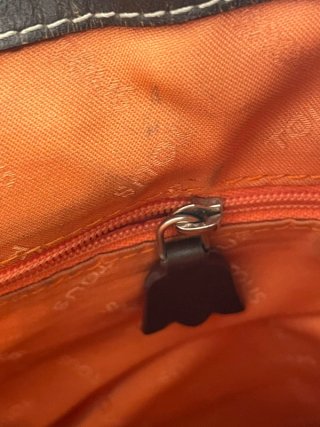 Bolso de cuero beige y dorado
