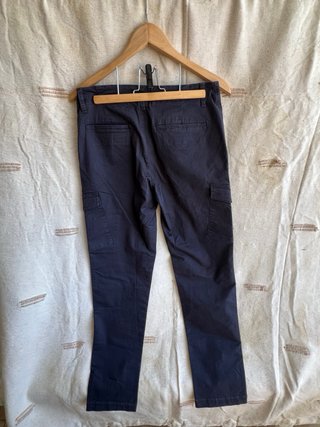 Pantalón chino chico con bolsillos