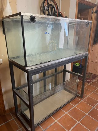 Acuario grande con soporte metálico