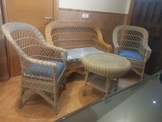 Conjunto de mimbre: sofá, 2 sillones y mesa