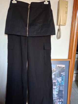 Pantalón cargo negro con falda