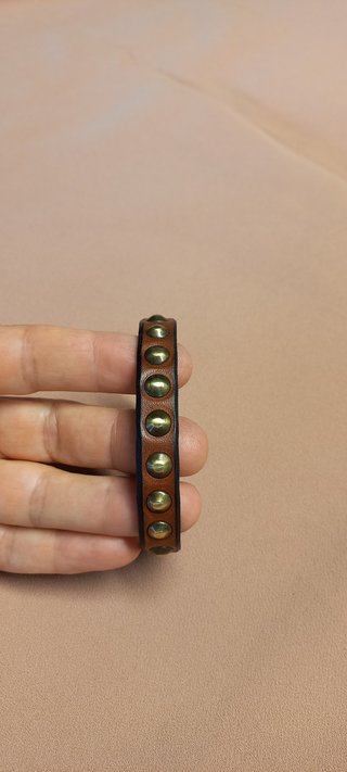 Braccialetto in vero cuoio borchiato marrone