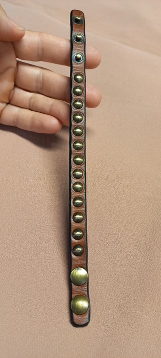 Braccialetto in vero cuoio borchiato marrone