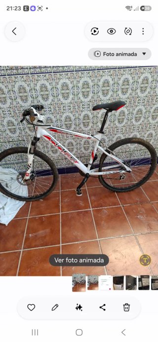 Bicicleta de montaña blanca y roja