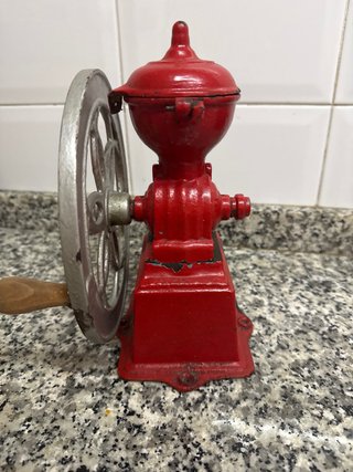 Molinillo de café antiguo rojo