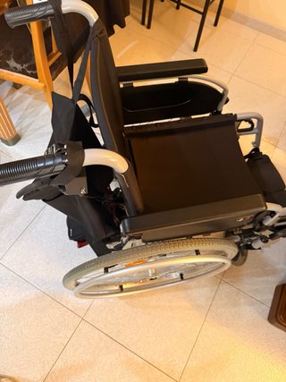 Silla de ruedas con motor auxiliar