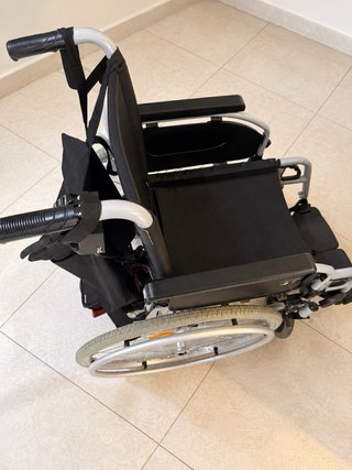 Silla de ruedas con motor auxiliar