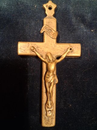 Cruz relicario de bronce