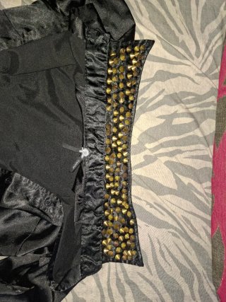 Camisa negra con tachuelas doradas