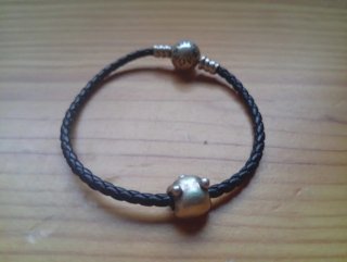 Pulsera cuero negro Pandora con charm