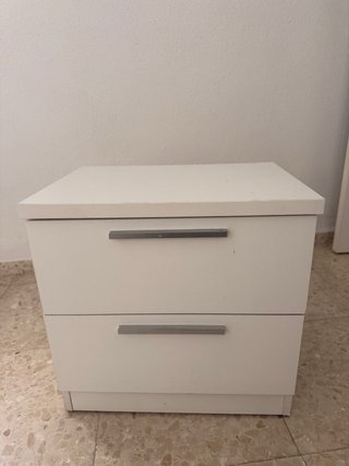Mesita de noche blanca
