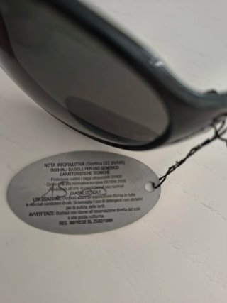 Occhiali da sole neri e grigi