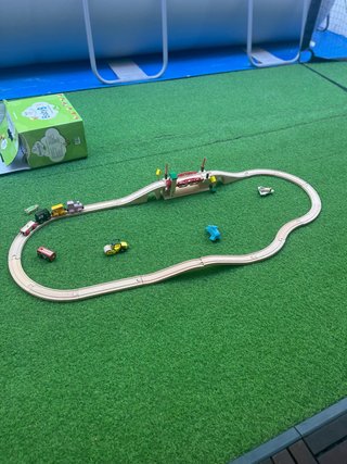 Tren de madera con accesorios