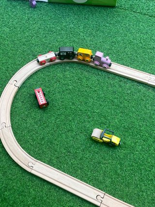 Tren de madera con accesorios