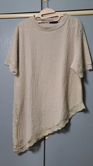 Top asimétrico beige con encaje