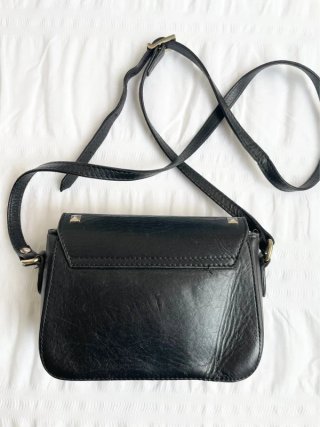 Bolso de cuero negro con tachuelas