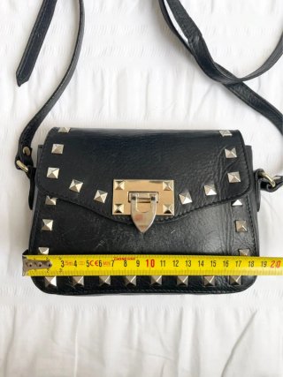 Bolso de cuero negro con tachuelas