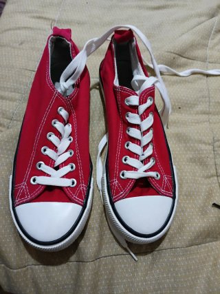 Zapatillas rojas y blancas