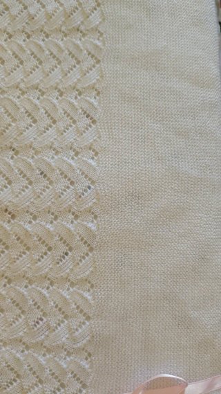 Toquilla Chal de bebé blanco con lazos rosas
