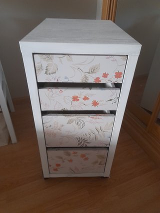 Cajonera de madera con diseño floral