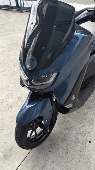 Yamaha NMAX 125 2024 con Top Case Shad 29