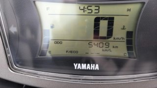 Yamaha NMAX 125 2024 con Top Case Shad 29