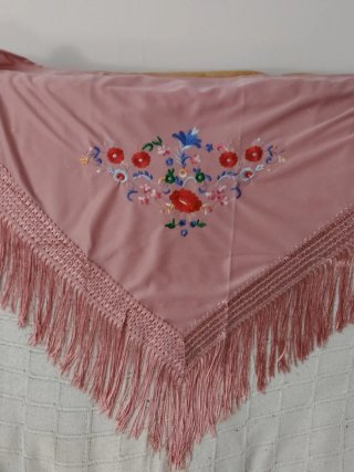 Mantón bordado para niña