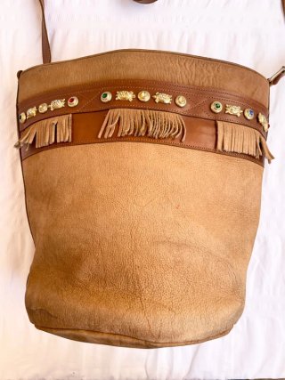 Bolso de cuero marrón con adornos dorados