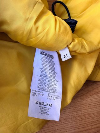 Chaqueta Napapijri negra y amarilla
