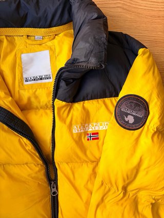 Chaqueta Napapijri negra y amarilla