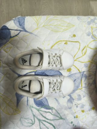 Tenis Adidas blancos de niño, talla 32.