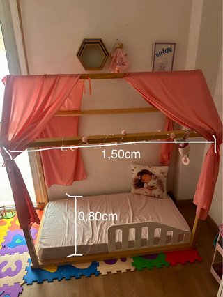 Cama infantil con dosel y barrera a ras de suelo