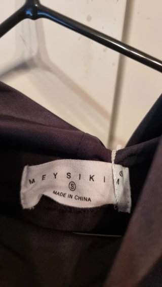 Camiseta negra tipo motera con múltiples logos