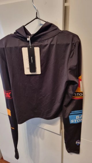Camiseta negra tipo motera con múltiples logos