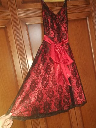 Vestido fiesta rojo satén encaje negro