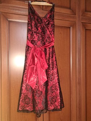 Vestido fiesta rojo satén encaje negro