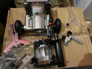 Caja fresadora Makita RT0700CX2J