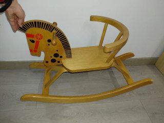 Cavallino dondolo in legno per bambini