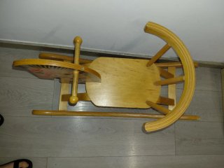 Cavallino dondolo in legno per bambini