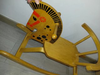Cavallino dondolo in legno per bambini
