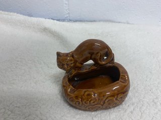 Cenicero vintage metálico