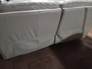 Sofá de piel beige