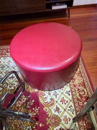 Butaca redonda de cuero roja