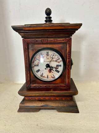 Orologio da tavolo in legno con mappamondo