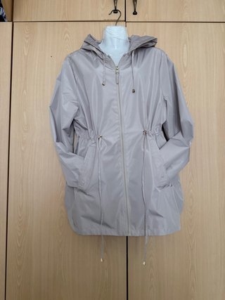 Chaqueta chubasquero beige con capucha