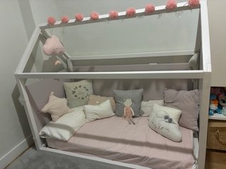 Cama infantil casa con colchón