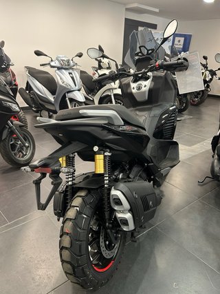 Aprilia SR GT 400 Negra