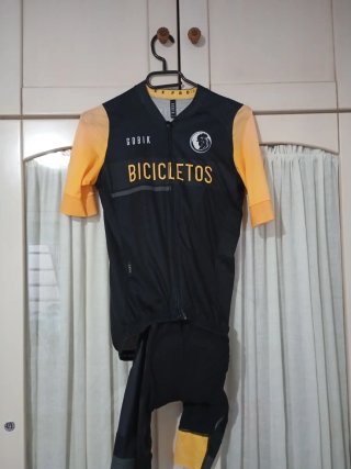 Equipación Ciclismo Gobik Negra y Amarilla